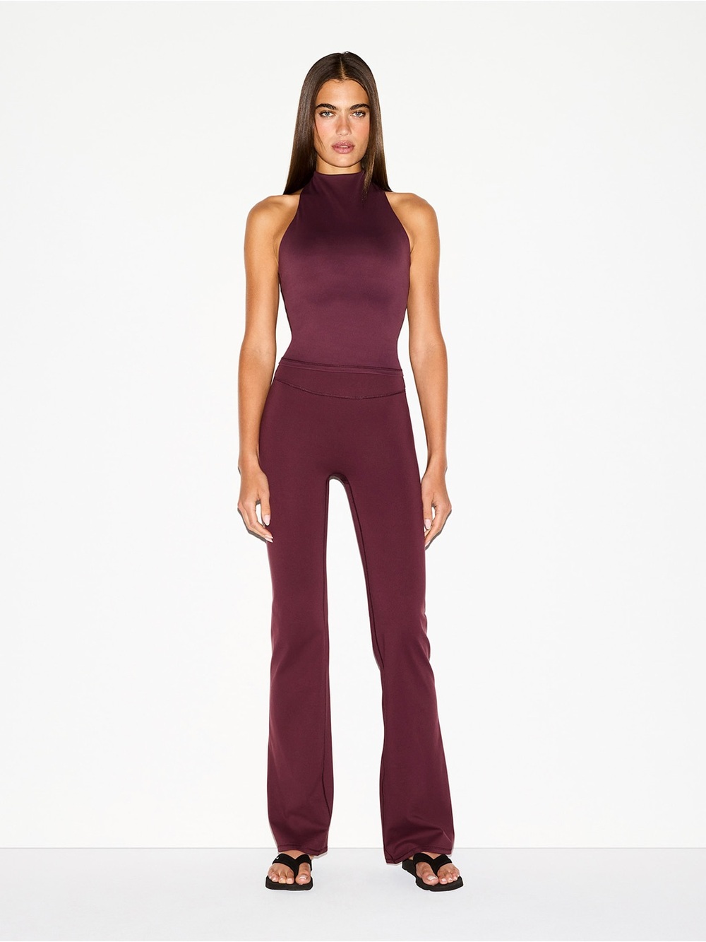 NikeSKIMS Matte
Women's High-Waisted Slim Flared Leggings